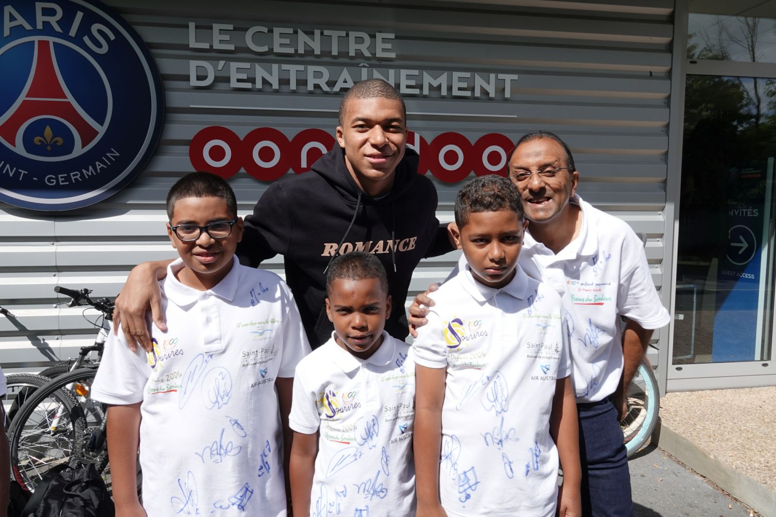 <center>Jour 5 : "S'envoler vers le Rêve  ..." <br>Les petits Réunionnais ont rencontré <br> les joueurs du PSG