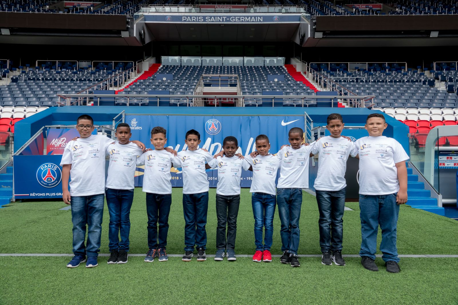 <center>Jour 5 : "S'envoler vers le Rêve  ..." <br>Les petits Réunionnais ont rencontré <br> les joueurs du PSG