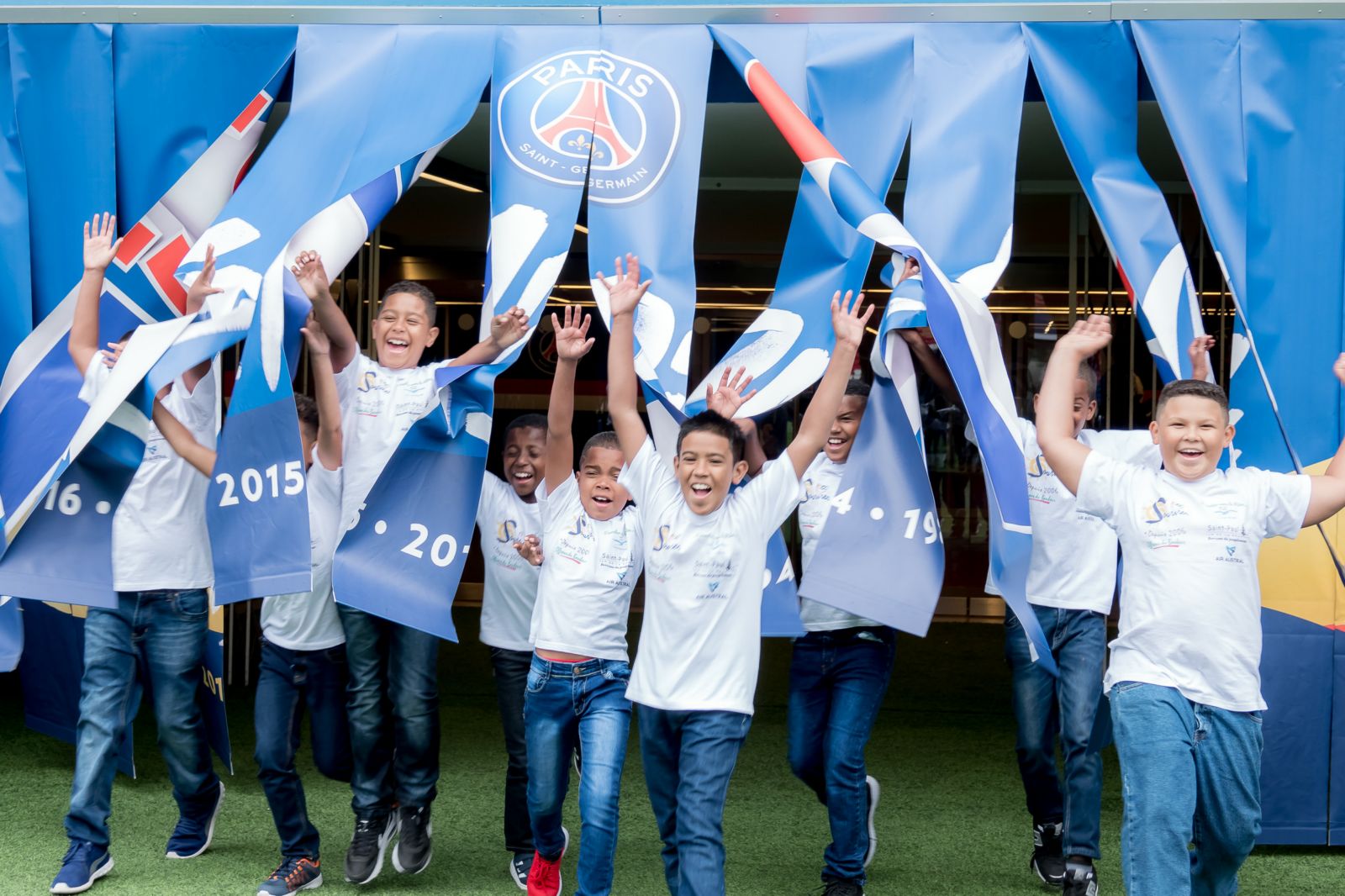 <center>Jour 5 : "S'envoler vers le Rêve  ..." <br>Les petits Réunionnais ont rencontré <br> les joueurs du PSG