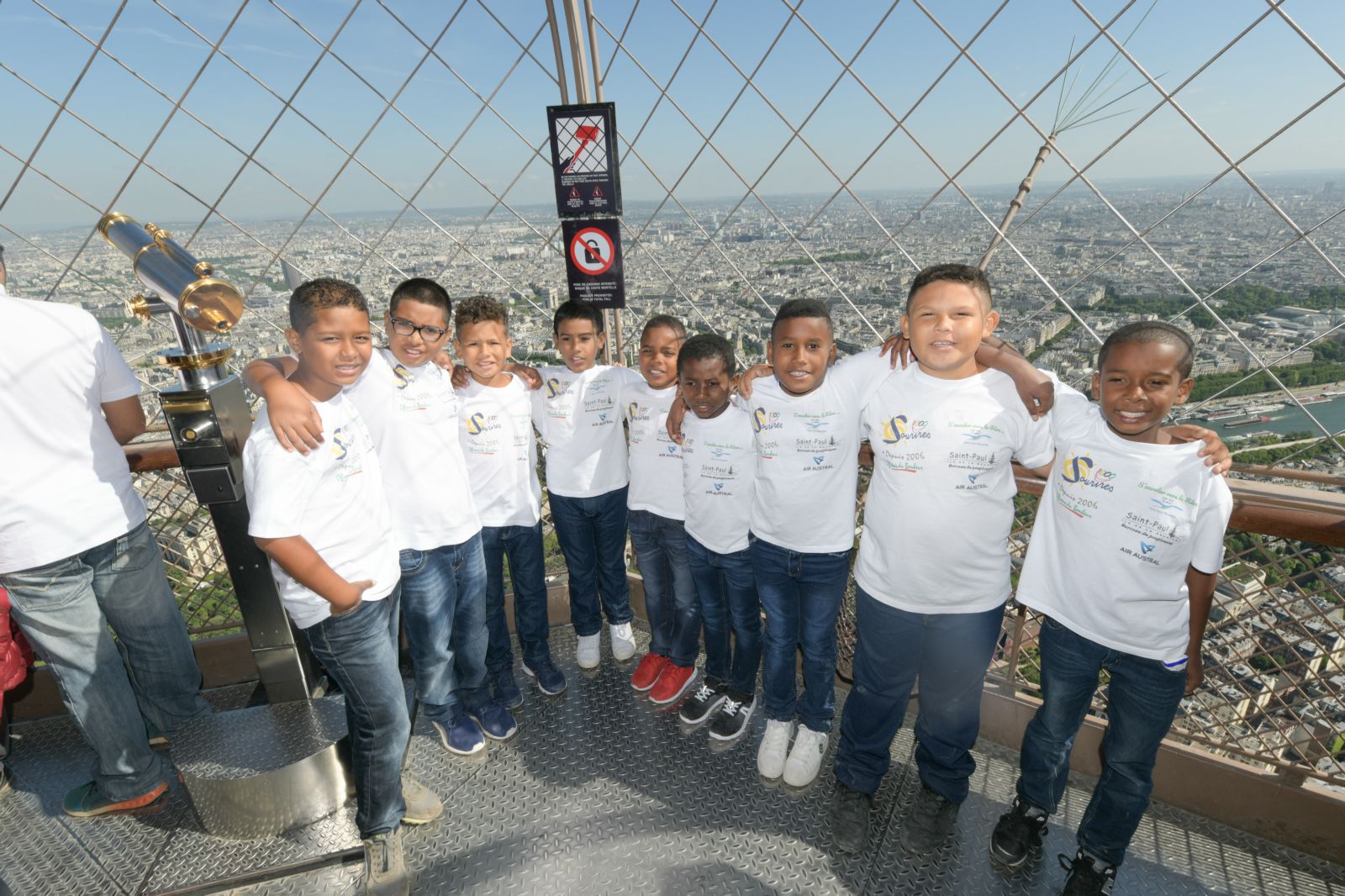 <center>Jour 6 : "S'envoler vers le Rêve  ..." <br>Une journée magique  au sommet de la Tour Eiffel <br>et à Disneyland Paris pour les neuf marmailles