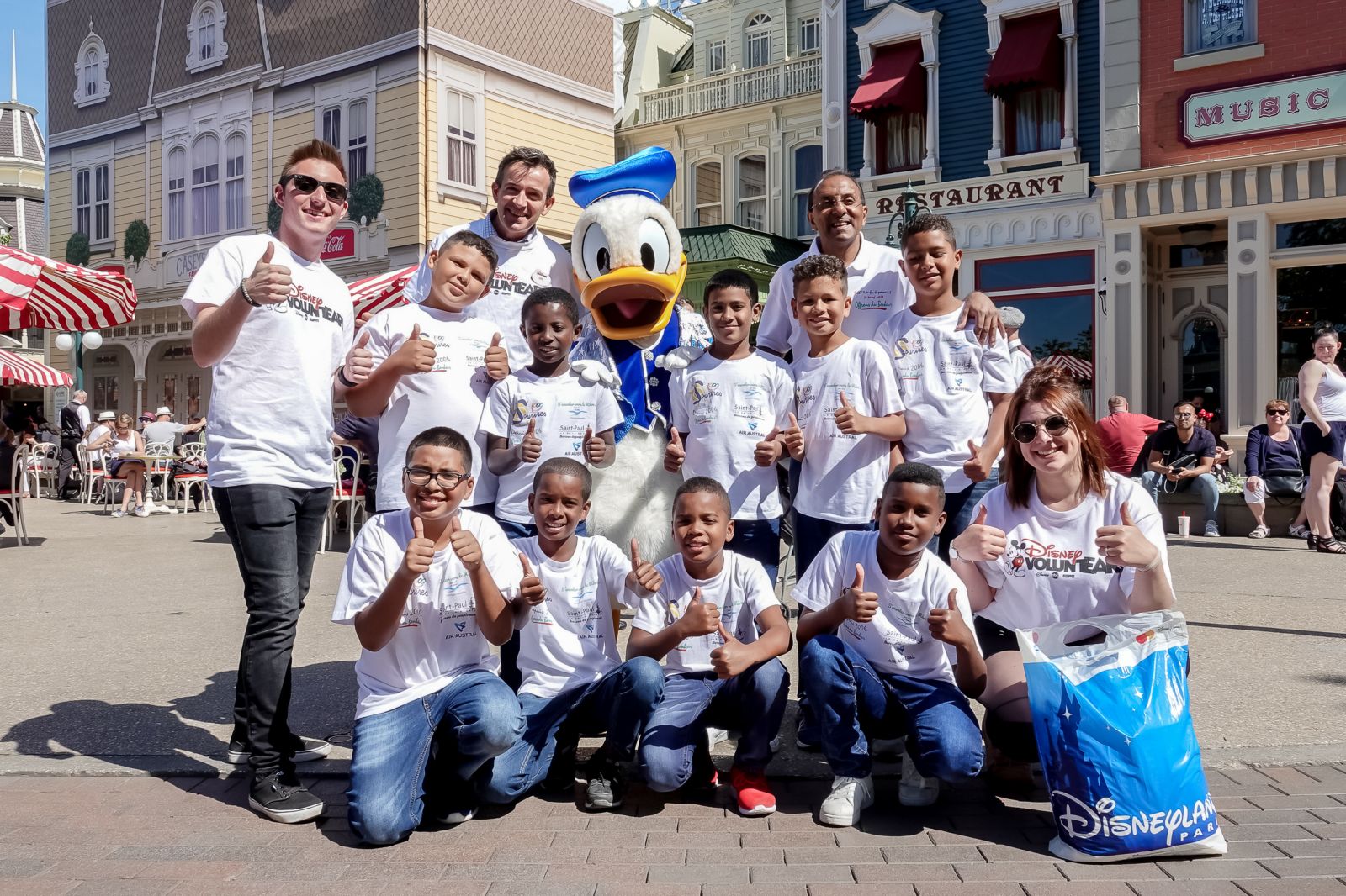 <center>Jour 6 : "S'envoler vers le Rêve  ..." <br>Une journée magique  au sommet de la Tour Eiffel <br>et à Disneyland Paris pour les neuf marmailles