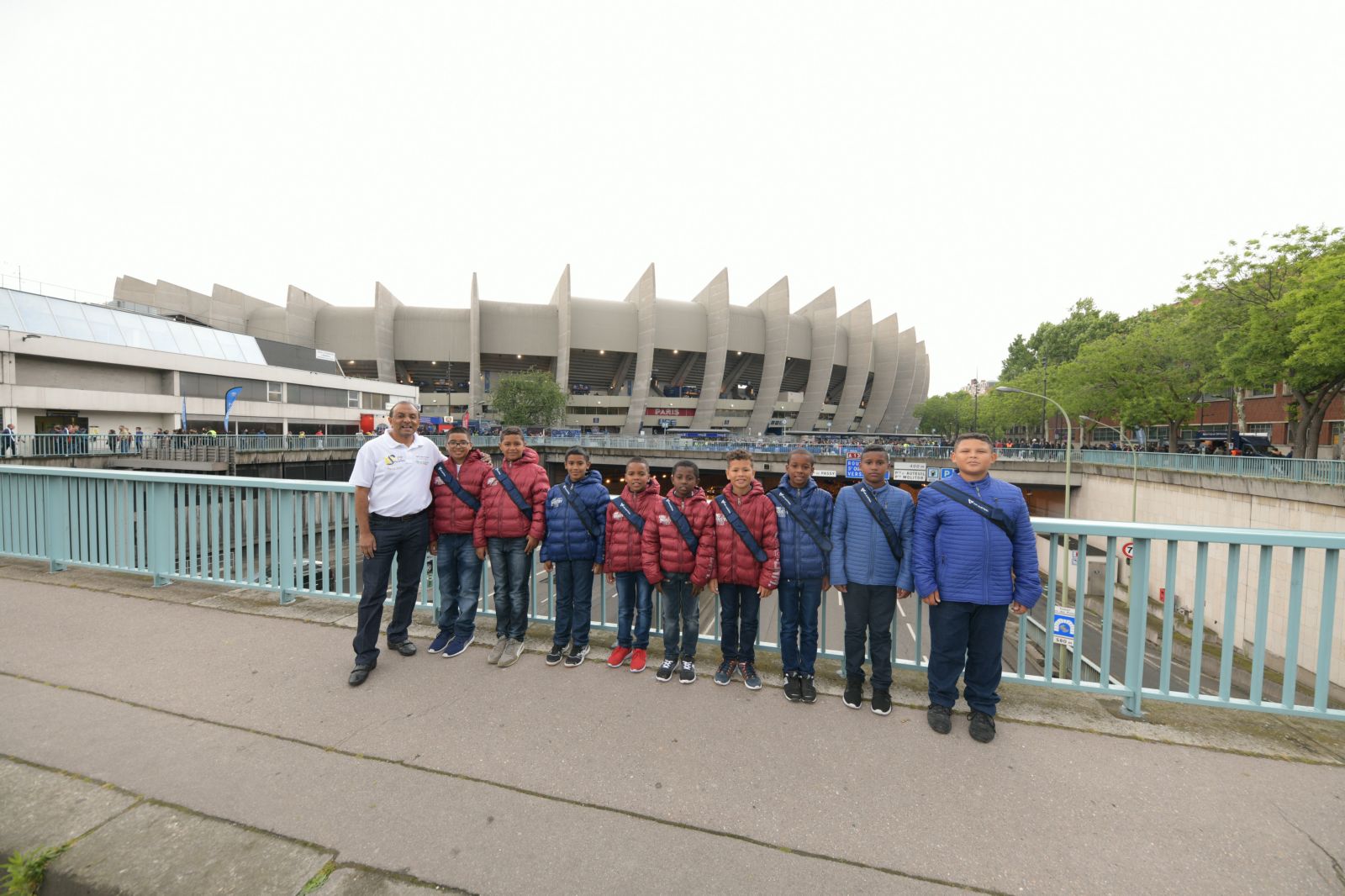 <center>Jour 8 : "S'envoler vers le Rêve  ..." <br>Les enfants de 1000 Sourires ont fait la fête   au Parc des Princes pour le sacre du PSG