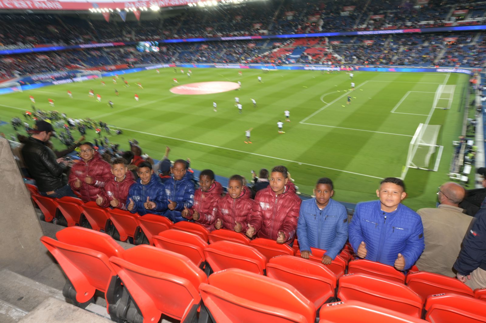 <center>Jour 8 : "S'envoler vers le Rêve  ..." <br>Les enfants de 1000 Sourires ont fait la fête   au Parc des Princes pour le sacre du PSG