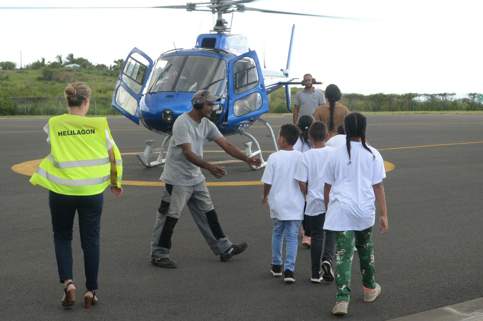 <center>Baptême d’hélicoptère :<br> les marmailles de 1000 Sourires  <br>découvrent leur ville vue du ciel