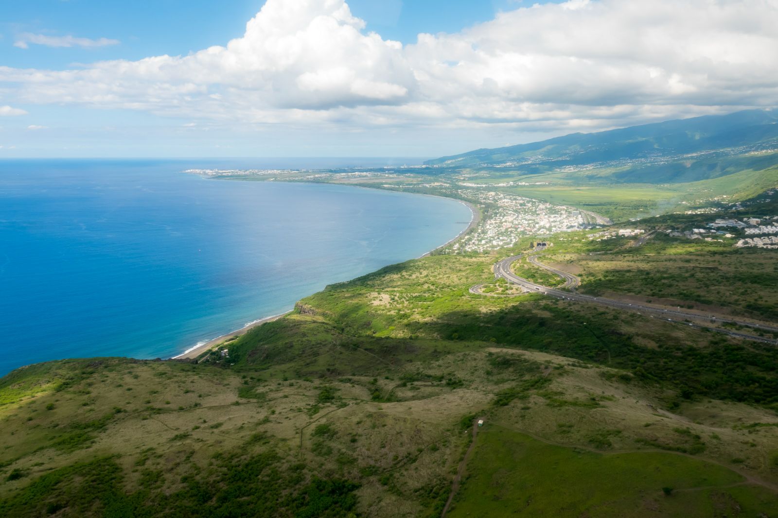 <center>Baptême d’hélicoptère :<br> les marmailles de 1000 Sourires  <br>découvrent leur ville vue du ciel