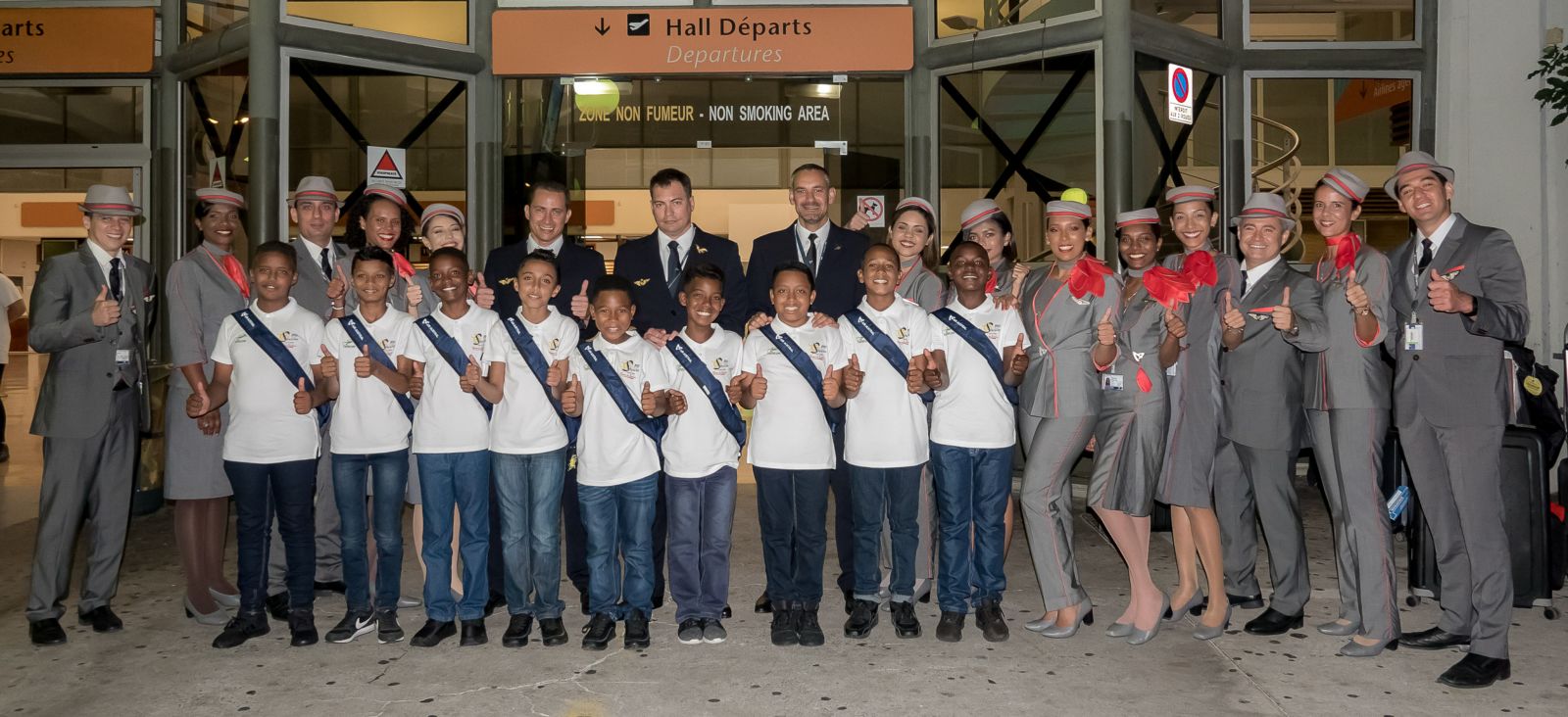 <center>"S'envoler vers le Rêve ..."  <br> Jour 1: C’est le grand départ<br> pour les neuf petits saint-paulois <br> <center>"S'envoler vers le Rêve ..."  <br> Jour 1: C’est le grand départ<br> pour les neuf petits saint-paulois <br>