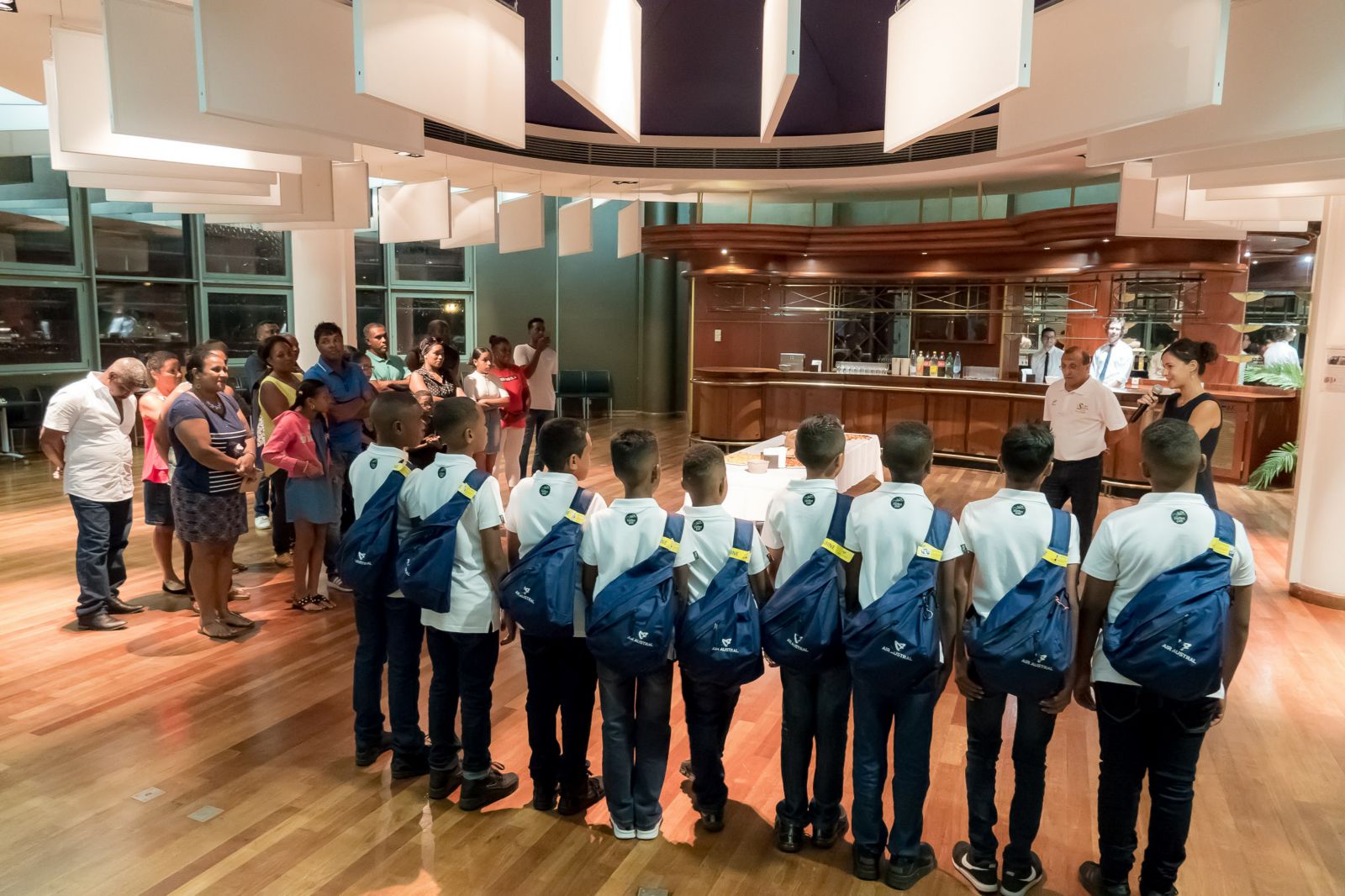 <center>"S'envoler vers le Rêve ..."  <br> Jour 1: C’est le grand départ<br> pour les neuf petits saint-paulois <br> <center>"S'envoler vers le Rêve ..."  <br> Jour 1: C’est le grand départ<br> pour les neuf petits saint-paulois <br>