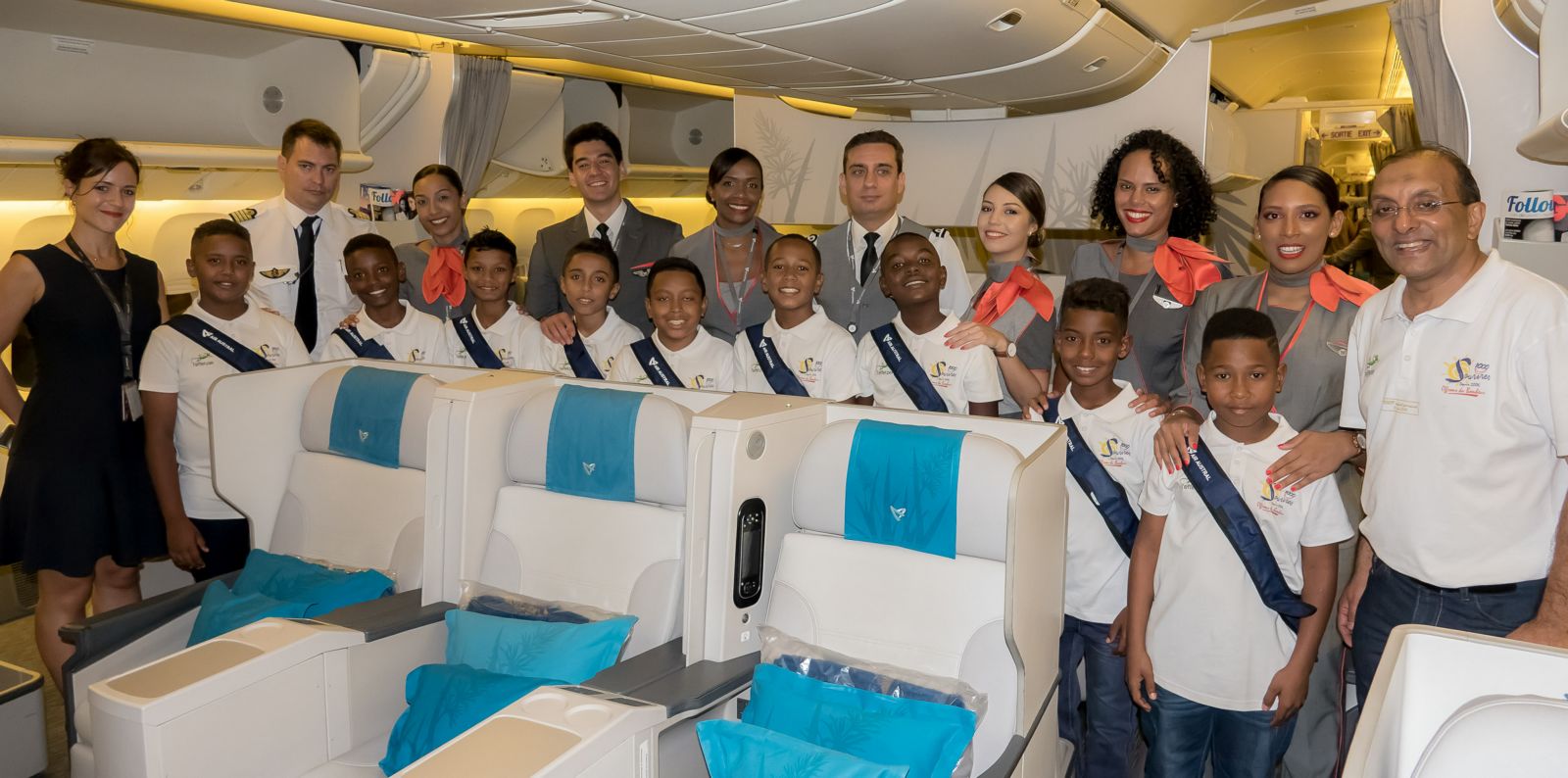 <center>"S'envoler vers le Rêve ..."  <br> Jour 1: C’est le grand départ<br> pour les neuf petits saint-paulois <br> <center>"S'envoler vers le Rêve ..."  <br> Jour 1: C’est le grand départ<br> pour les neuf petits saint-paulois <br>