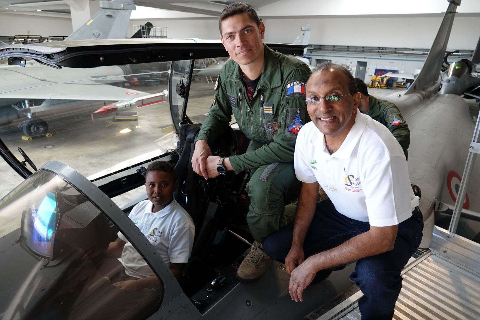 <center>"S'envoler vers le Rêve ..."  <br> Jour 9: Les marmailles rencontrent <br> le pilote de Rafale Sébastien Nativel,  <br>à la Base Aérienne de Saint-Dizier