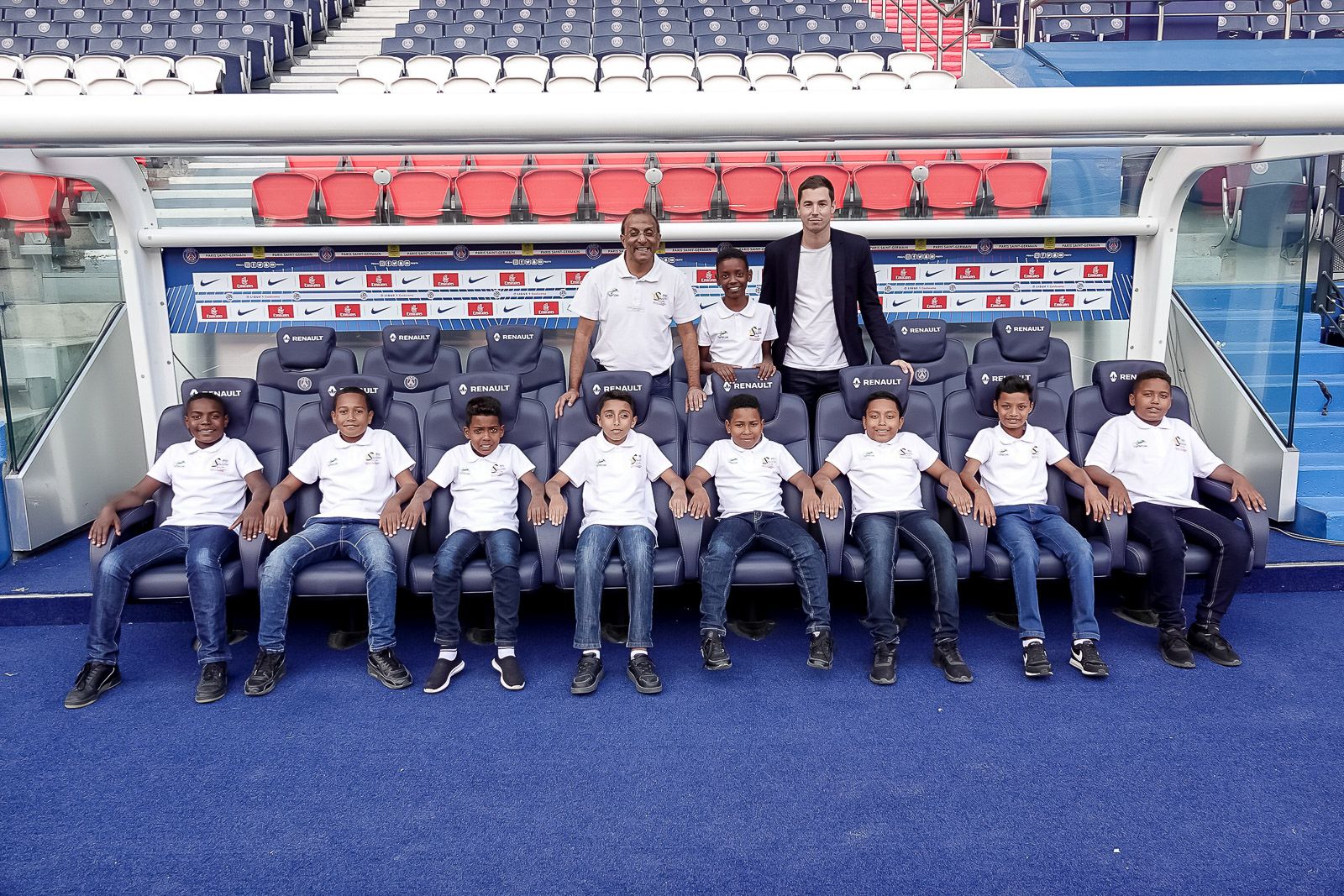 <center>"S'envoler vers le Rêve ..."  <br> Jour 12 : Enzo, Samuel, Mathéo, Yannick et leurs petits camarades rencontrent <br> les stars du PSG au centre Ooredoo
