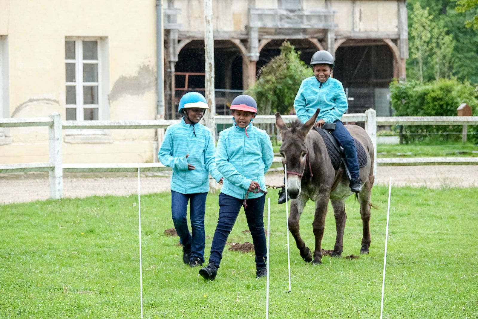 <center>"S'envoler vers le Rêve ..."  <br> Jour 13 : De la Bergerie Nationale au Parc des Princes :  Une journée éducative et sportive pour les petits réunionnais <center>"S'envoler vers le Rêve ..."  <br> Jour 13 : De la Bergerie Nationale au Parc des Princes :  Une journée éducative et sportive pour les petits réunionnais