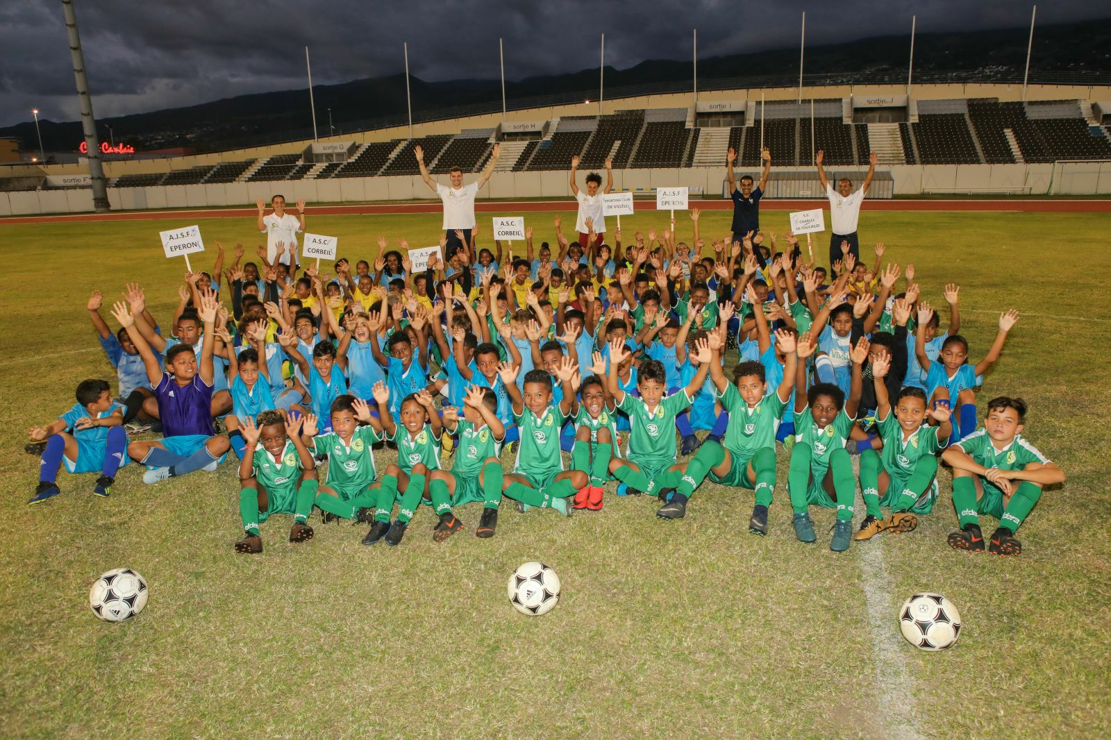 <center> 10e édition de “Foot en VIM” : <br>Thomas Meunier, Fabrice Abriel, Anissa Lahmari <br>et Maéva Salomon frappent la balle <br>avec les marmailles de 1000 Sourires