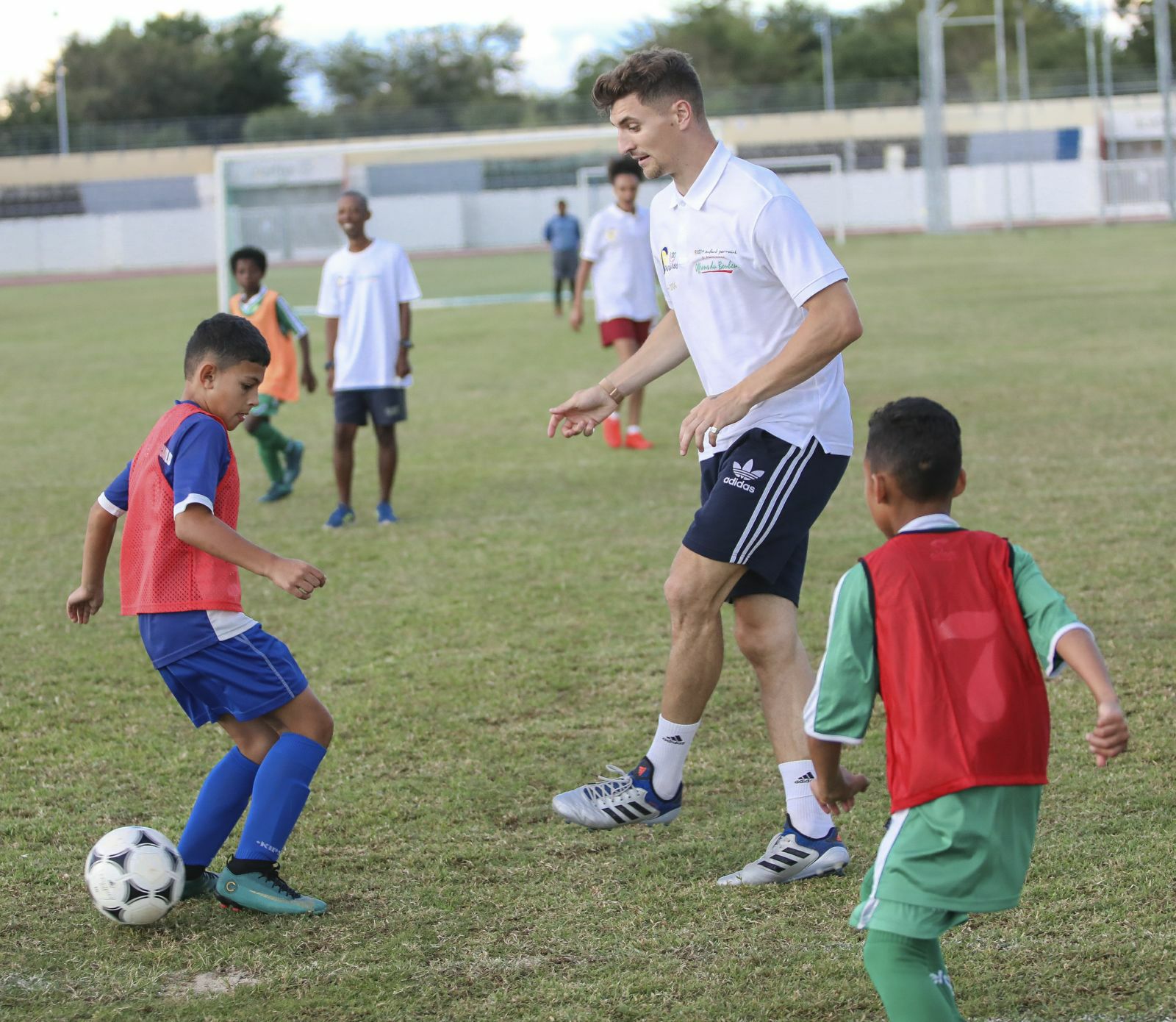 <center> 10e édition de “Foot en VIM” : <br>Thomas Meunier, Fabrice Abriel, Anissa Lahmari <br>et Maéva Salomon frappent la balle <br>avec les marmailles de 1000 Sourires