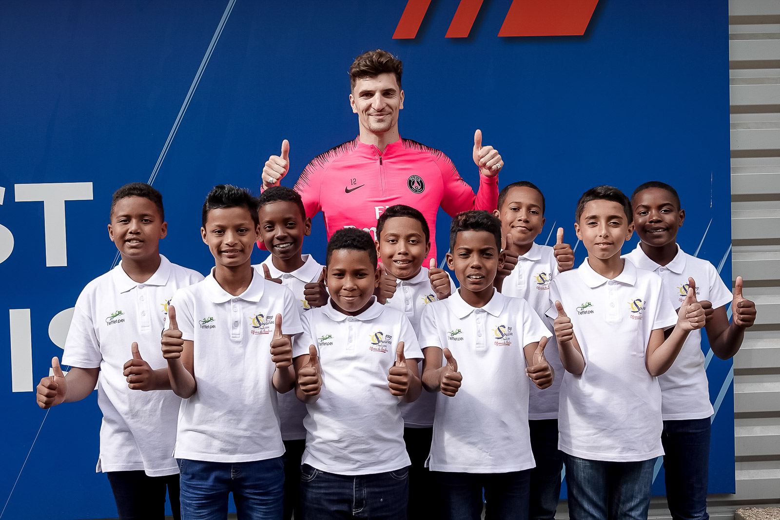 <center> 10e édition de “Foot en VIM” : <br>Thomas Meunier, Fabrice Abriel, Anissa Lahmari <br>et Maéva Salomon frappent la balle <br>avec les marmailles de 1000 Sourires <center> 10e édition de “Foot en VIM” : <br>Thomas Meunier, Fabrice Abriel, Anissa Lahmari <br>et Maéva Salomon frappent la balle <br>avec les marmailles de 1000 Sourires