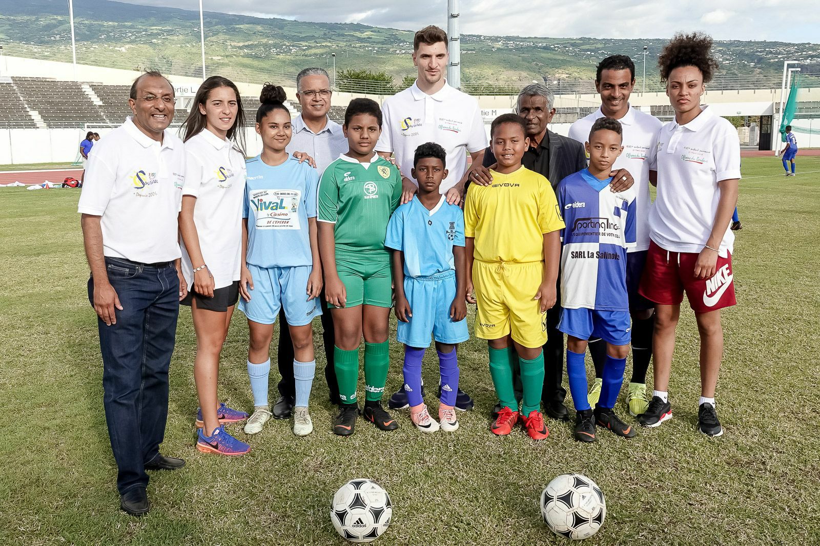 <center> 10e édition de “Foot en VIM” : <br>Thomas Meunier, Fabrice Abriel, Anissa Lahmari <br>et Maéva Salomon frappent la balle <br>avec les marmailles de 1000 Sourires