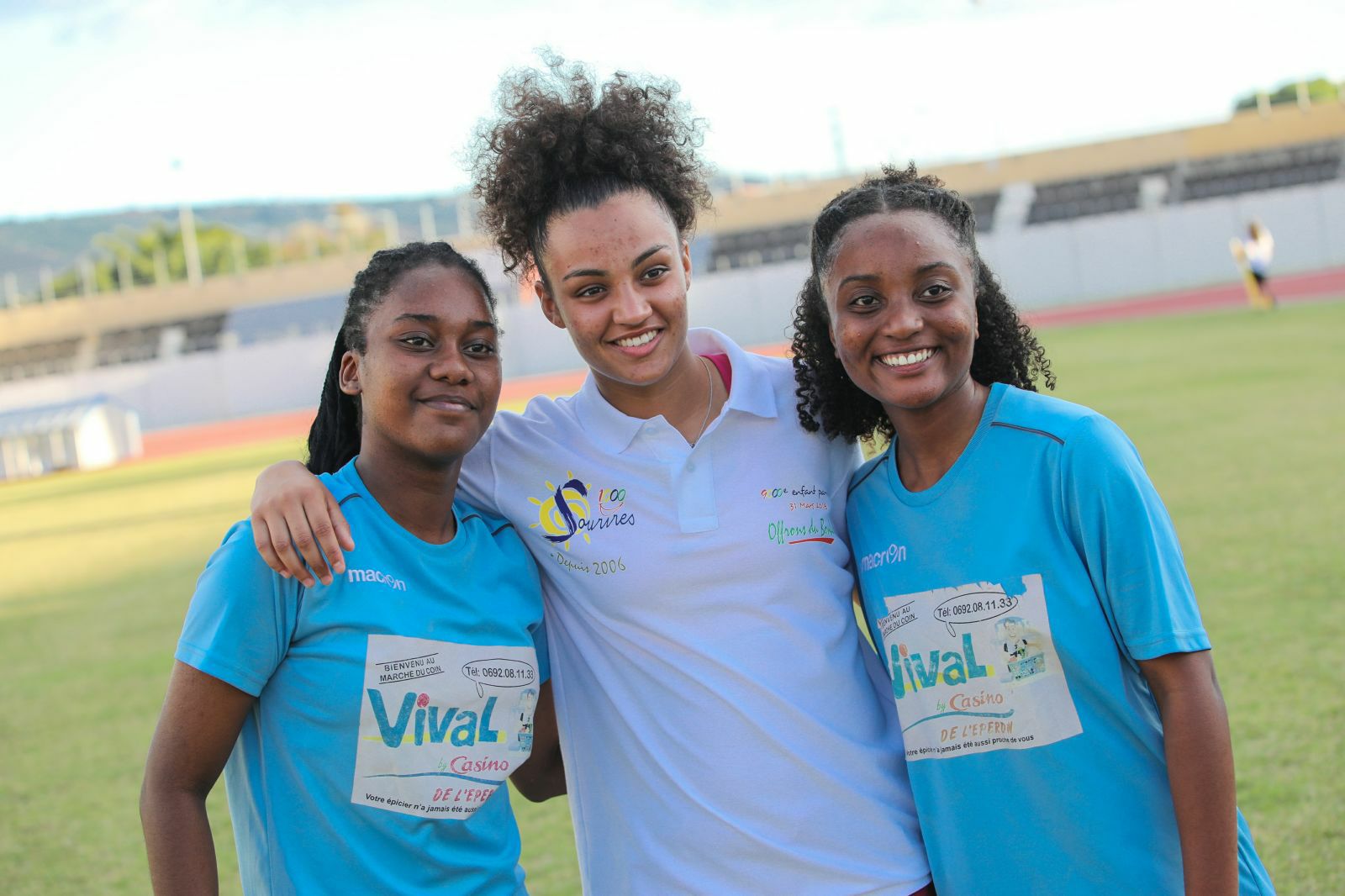 <center> 10e édition de “Foot en VIM” : <br>Thomas Meunier, Fabrice Abriel, Anissa Lahmari <br>et Maéva Salomon frappent la balle <br>avec les marmailles de 1000 Sourires