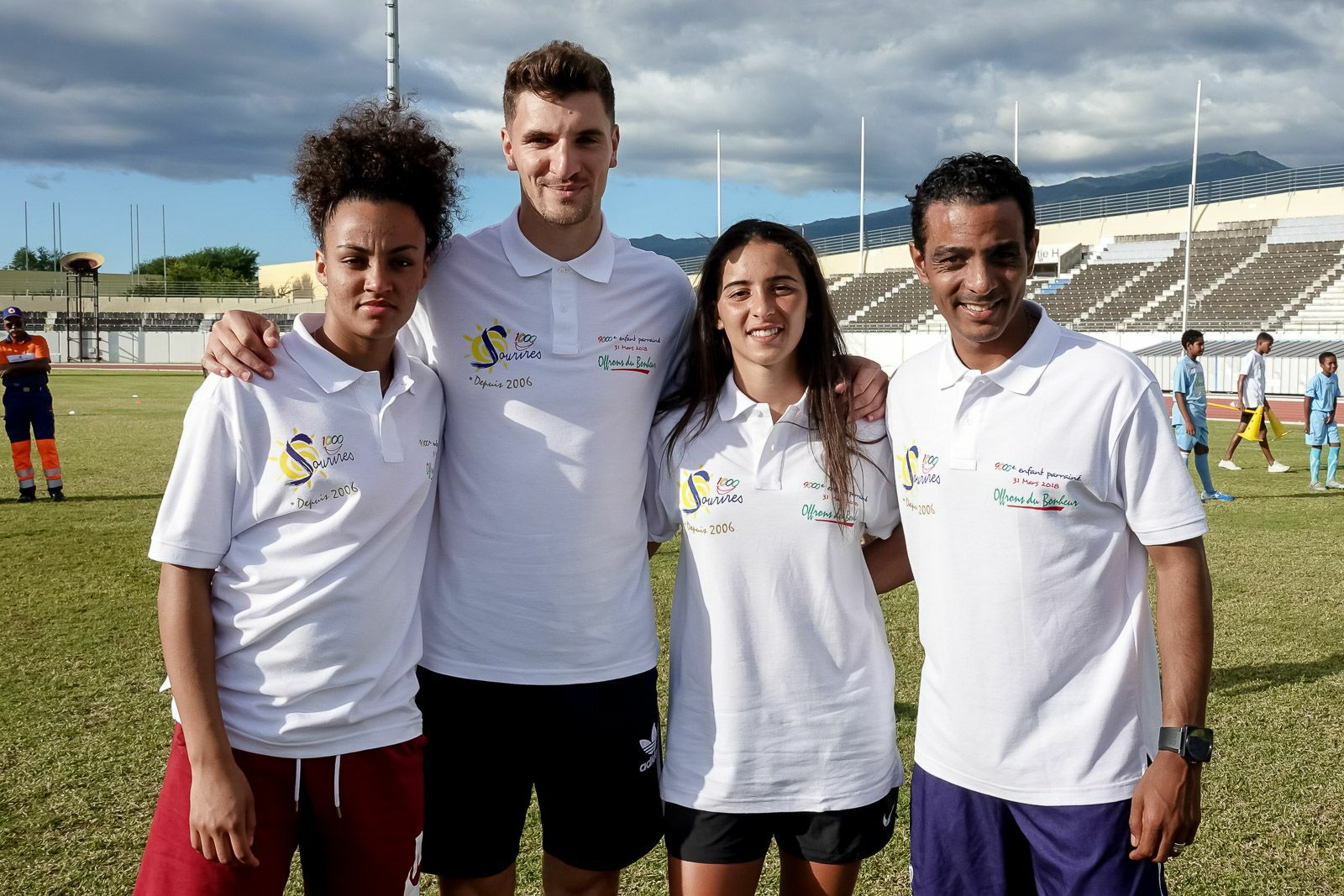 <center> 10e édition de “Foot en VIM” : <br>Thomas Meunier, Fabrice Abriel, Anissa Lahmari <br>et Maéva Salomon frappent la balle <br>avec les marmailles de 1000 Sourires