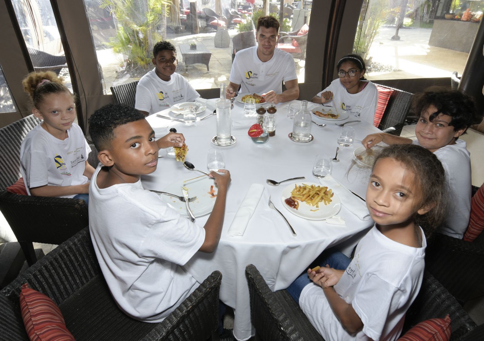 <center>1000 Sourires parraine son 10 000e enfant <br> avec Thomas Meunier du PSG au Palm Hôtel &  Spa 