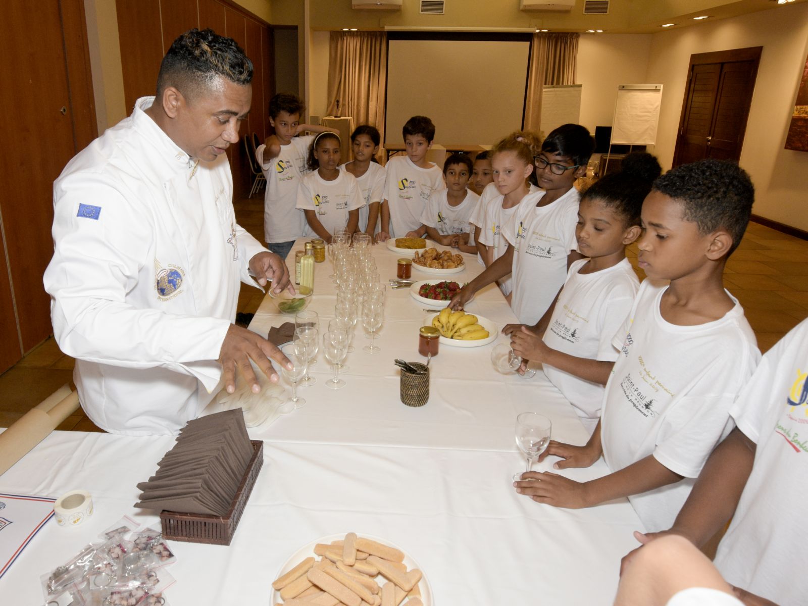 <center>1000 Sourires parraine son 10 000e enfant <br> avec Thomas Meunier du PSG au Palm Hôtel &  Spa 