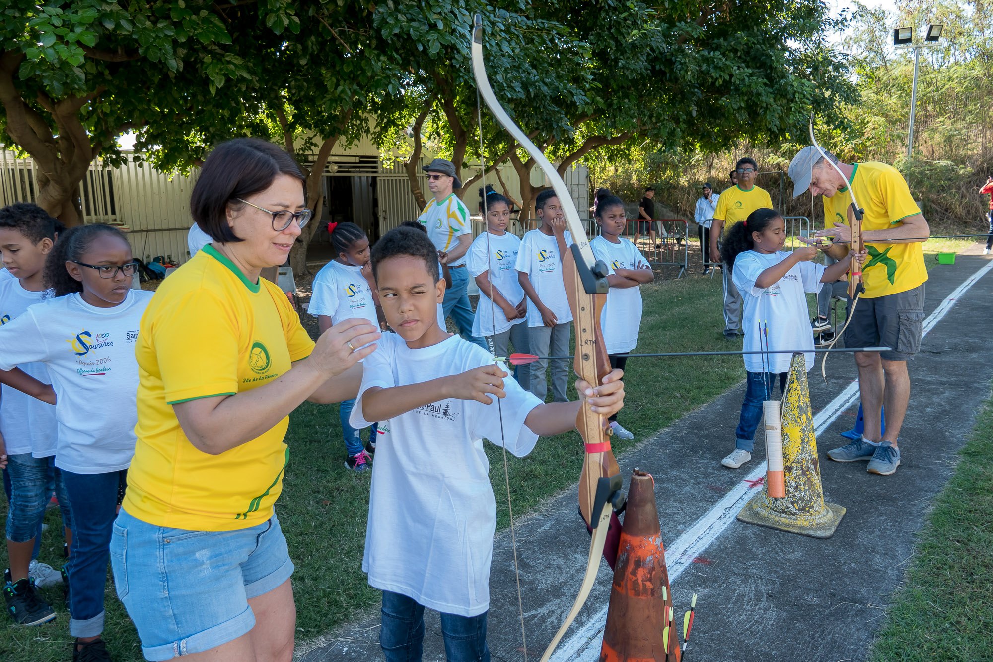 <center>Les marmailles de 1000 Sourires  <br> se prennent pour Robin des bois <br>avec le club “Archers de Saint-Denis”