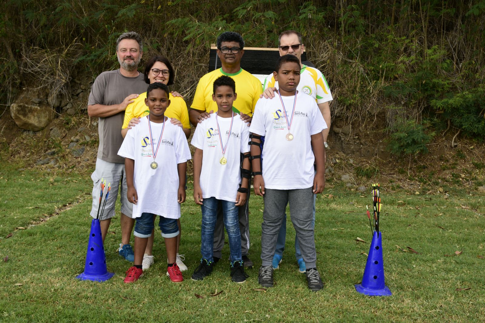 <center>Les marmailles de 1000 Sourires  <br> se prennent pour Robin des bois <br>avec le club “Archers de Saint-Denis”