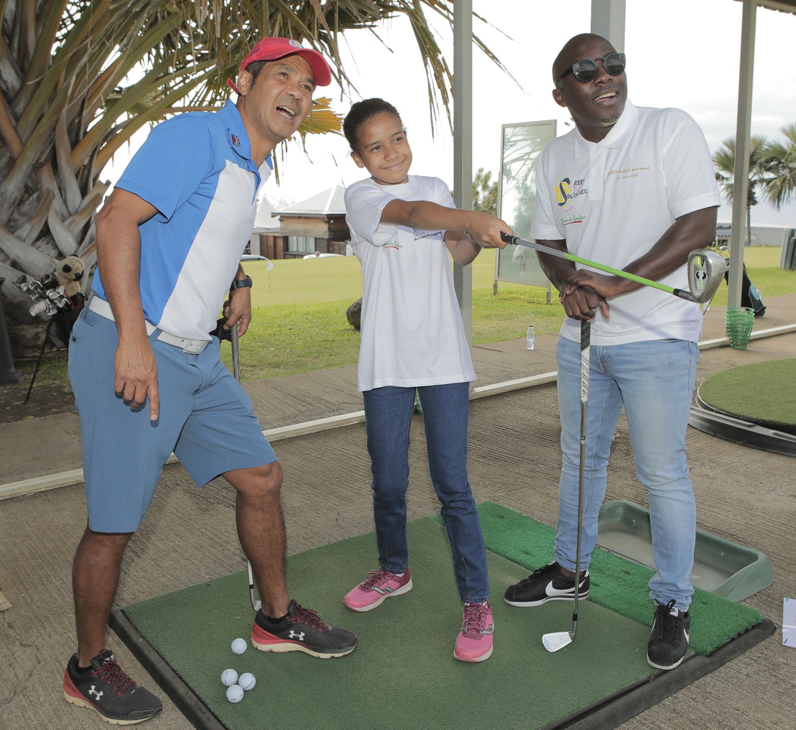 <center>Les marmailles de 1000 Sourires sur le “green” <br>du Golf du Bassin Bleu avec Abdoul