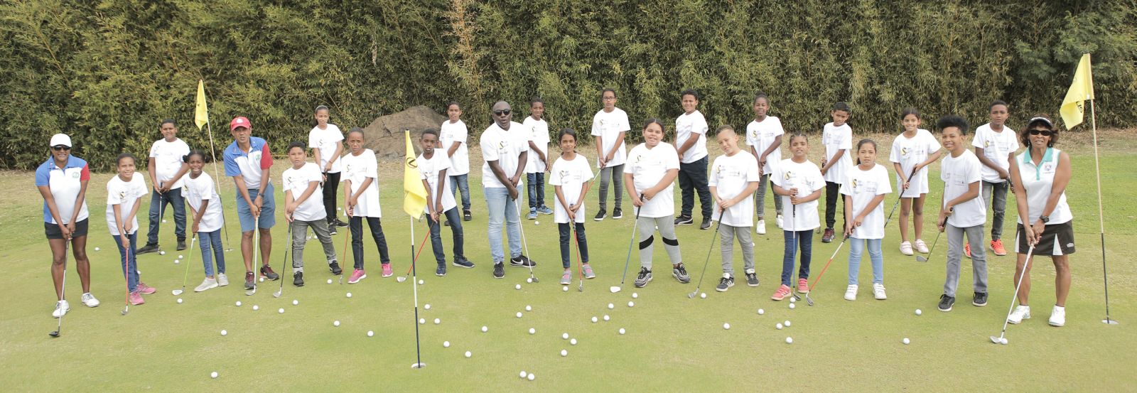 <center>Les marmailles de 1000 Sourires sur le “green” <br>du Golf du Bassin Bleu avec Abdoul