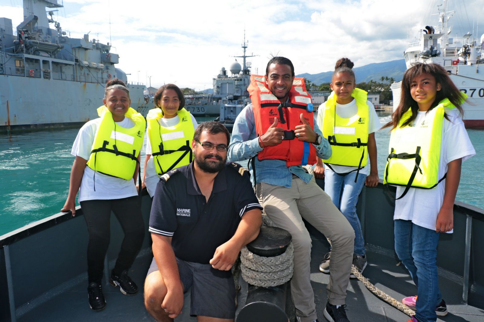 <center>Les marmailles  jouent les marins en herbe <br> avec la Marine Nationale