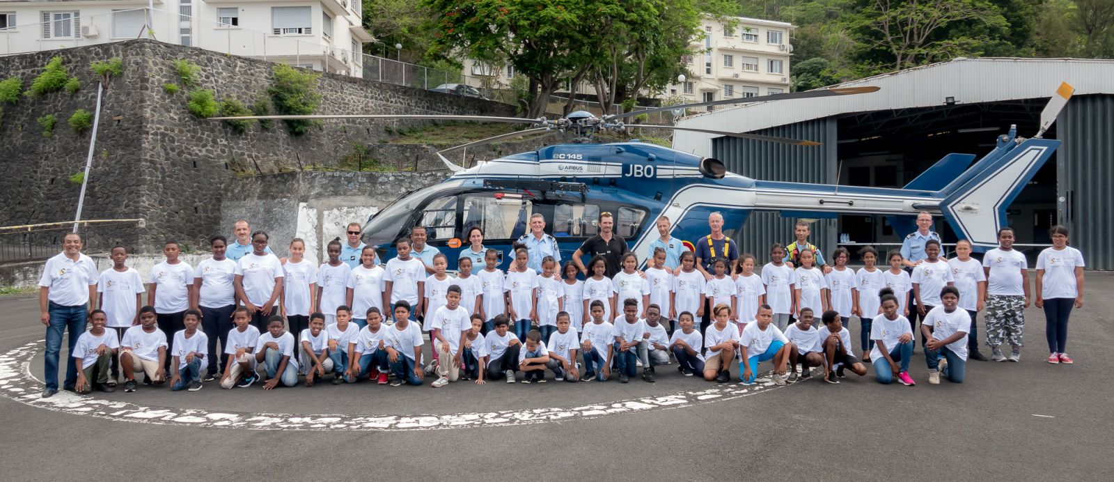 <center>Les marmailles de 1000 Sourires <br>découvrent le métier de gendarme à La Redoute