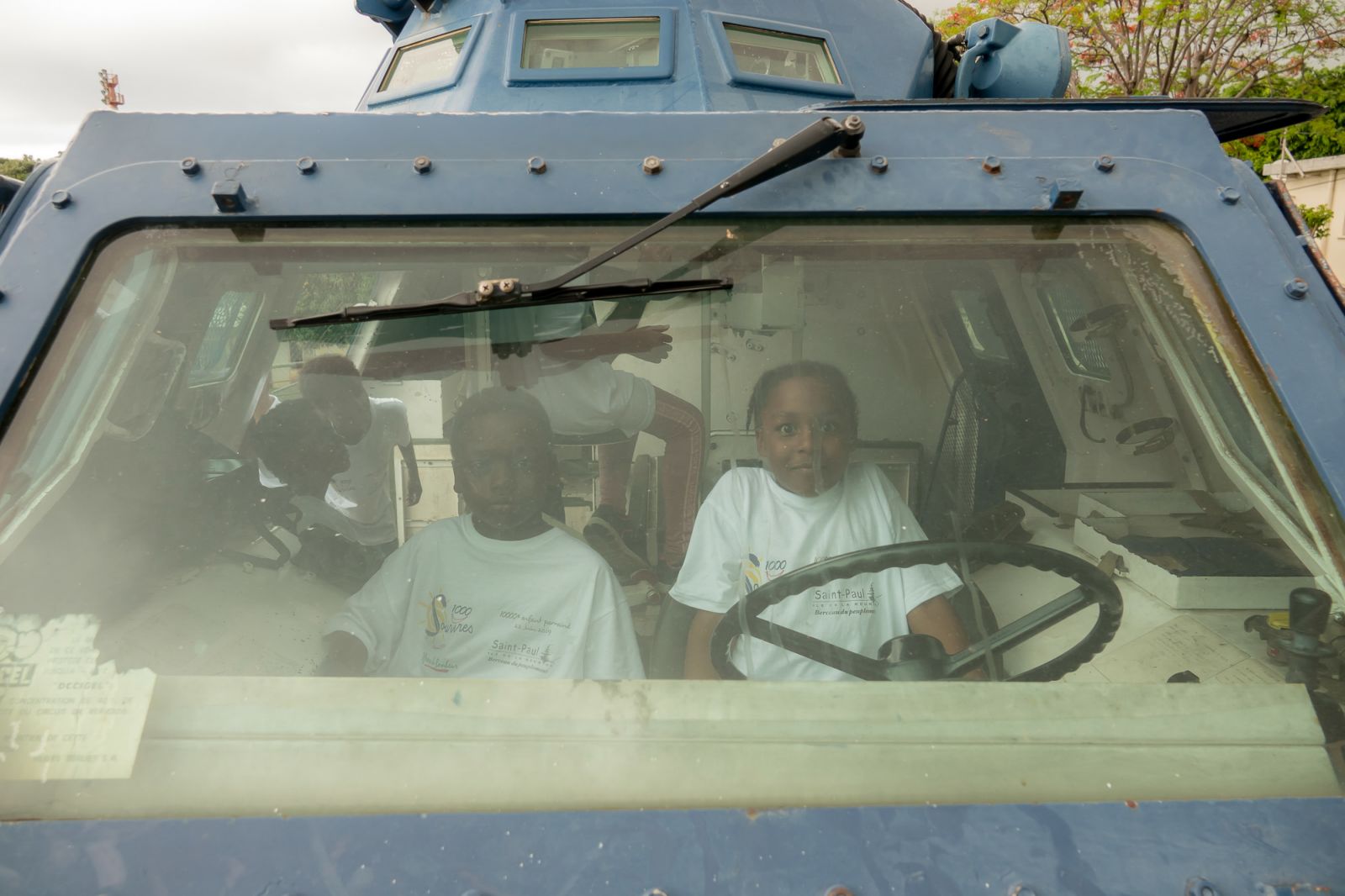 <center>Les marmailles de 1000 Sourires <br>découvrent le métier de gendarme à La Redoute