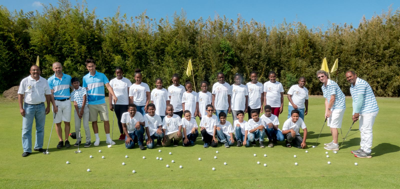 <center>Les marmailles de 1000 Sourires<br> sur le “green” du Golf du Bassin Bleu<br> avec le golfeur professionnel réunionnais <br>Christian Verrougstraete