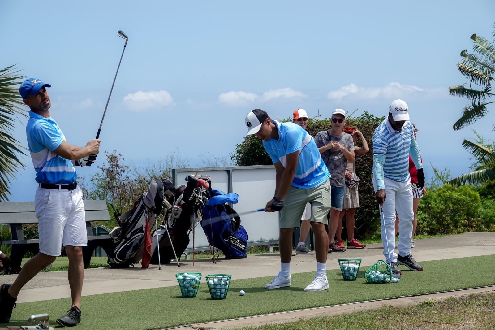 <center>Les marmailles de 1000 Sourires<br> sur le “green” du Golf du Bassin Bleu<br> avec le golfeur professionnel réunionnais <br>Christian Verrougstraete