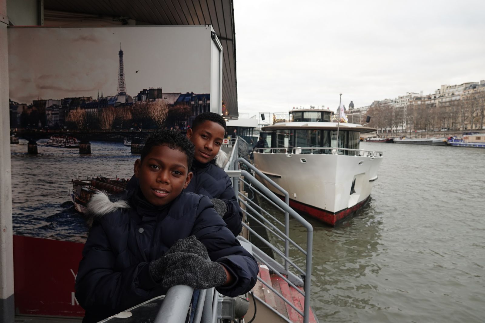 <center>"Un Incroyable Noël...." <br>Jour  2 : C’est le grand départ pour Enzo et Mathéo! Les marmailles s’envolent vers Paris <br> pour “Un Incroyable Noël”