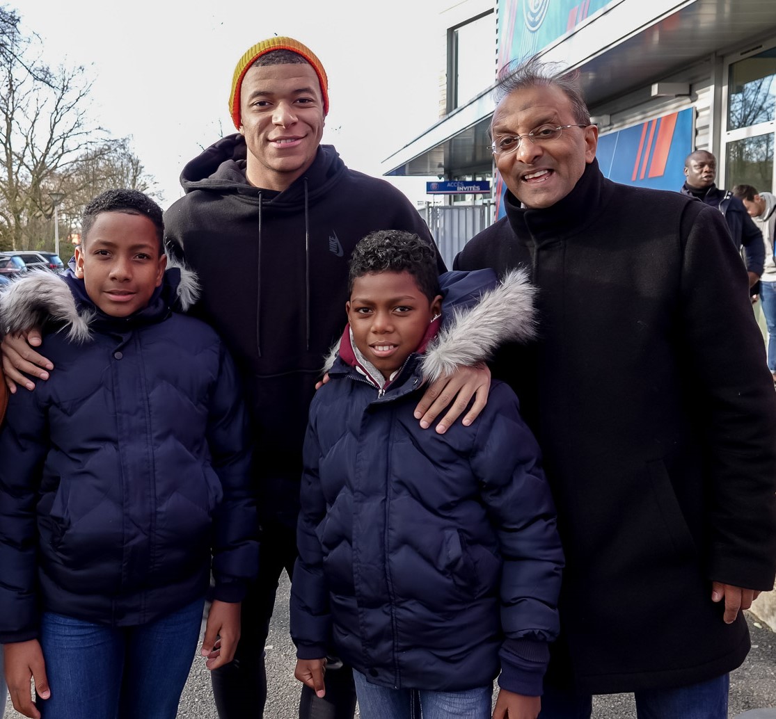 <center>"Un Incroyable Noël...." <br>Jour  4 :Enzo et Mathéo démarrent leur journée <br>au Parc des Princes et la terminent avec le chanteur Isnel au Novotel Paris Gare Montparnasse