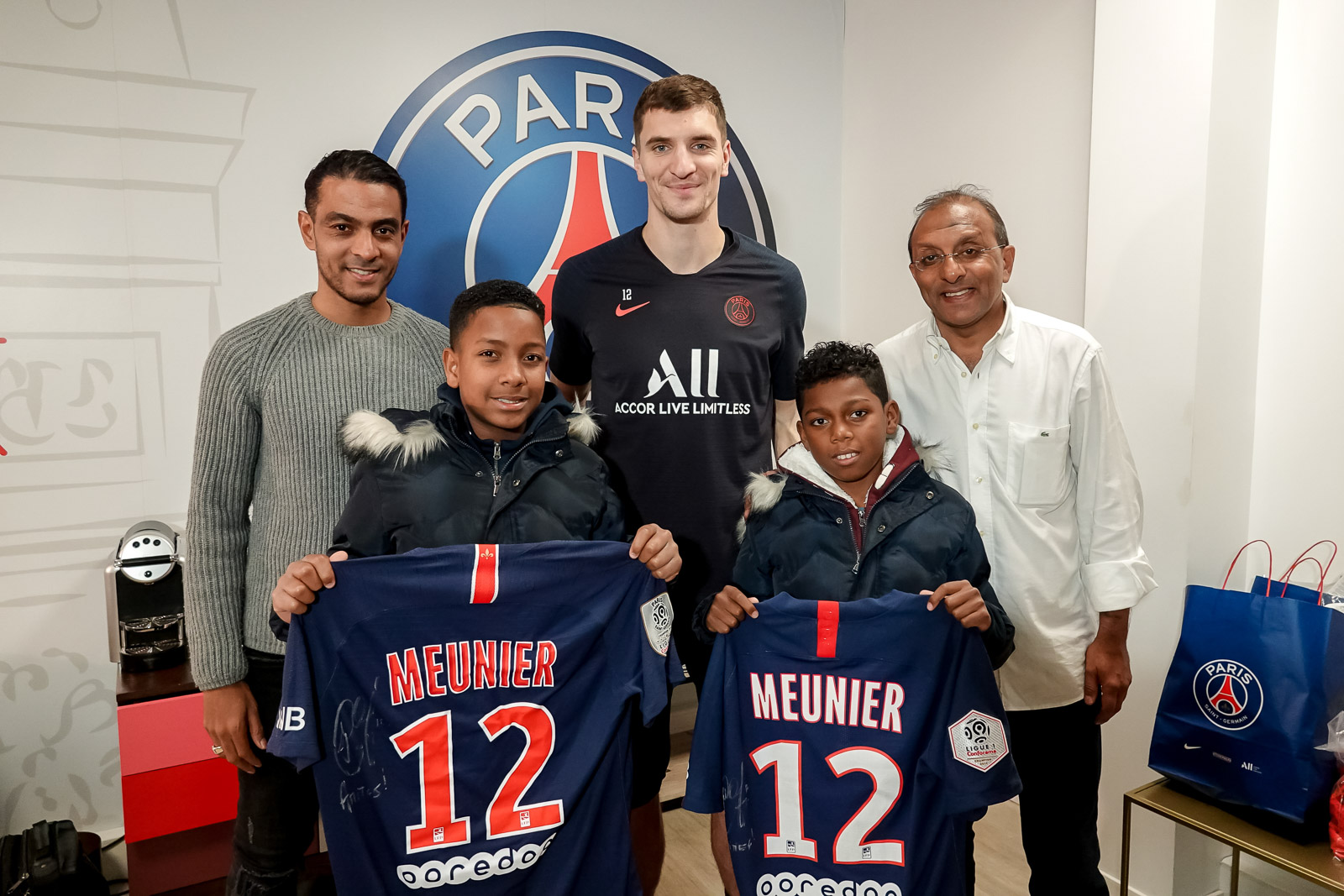 <center>"Un Incroyable Noël...." <br>Jour  4 :Enzo et Mathéo démarrent leur journée <br>au Parc des Princes et la terminent avec le chanteur Isnel au Novotel Paris Gare Montparnasse