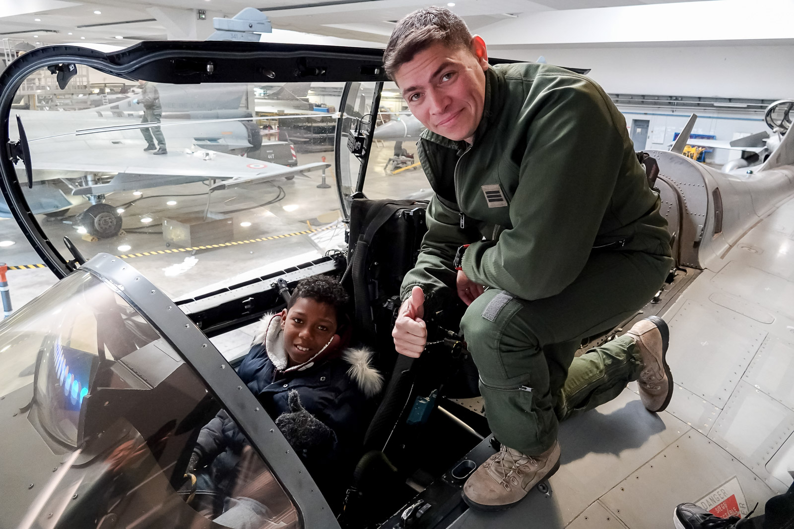 <center>"Un Incroyable Noël...." <br>Jour  5 : Le pilote de rafale réunionnais Sébastien Nativel accueille Enzo et Mathéo <BR> à la Base Aérienne 113 de Saint-Dizier 