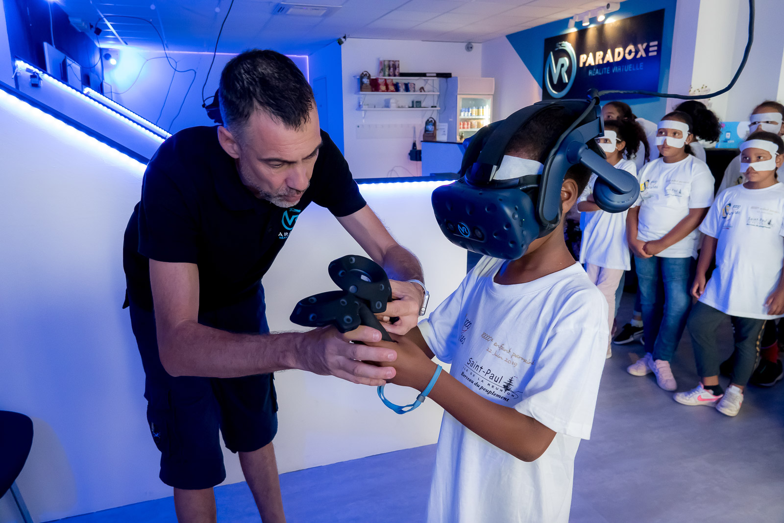 <center>Les marmailles de 1000 Sourires transportés dans une réalité virtuelle par VR Paradoxe. 