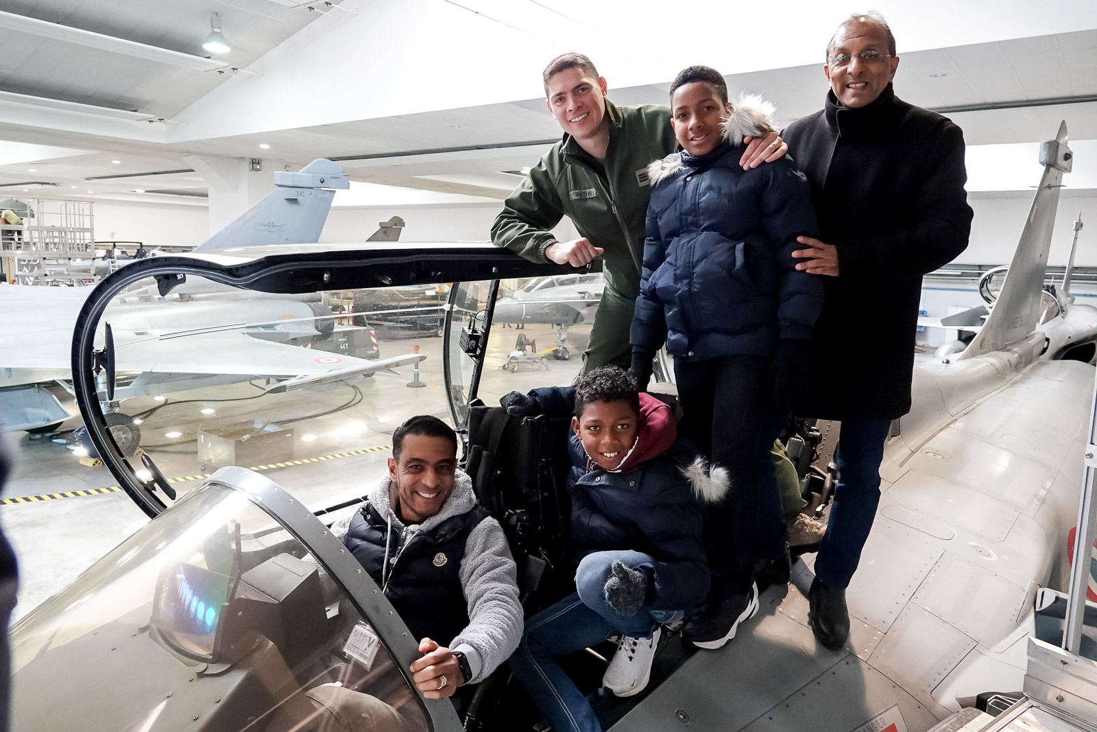 <center>"Un Incroyable Noël...." <br>Jour  5 : Le pilote de rafale réunionnais Sébastien Nativel accueille Enzo et Mathéo <BR> à la Base Aérienne 113 de Saint-Dizier  <center>"Un Incroyable Noël...." <br>Jour  5 : Le pilote de rafale réunionnais Sébastien Nativel accueille Enzo et Mathéo <BR> à la Base Aérienne 113 de Saint-Dizier