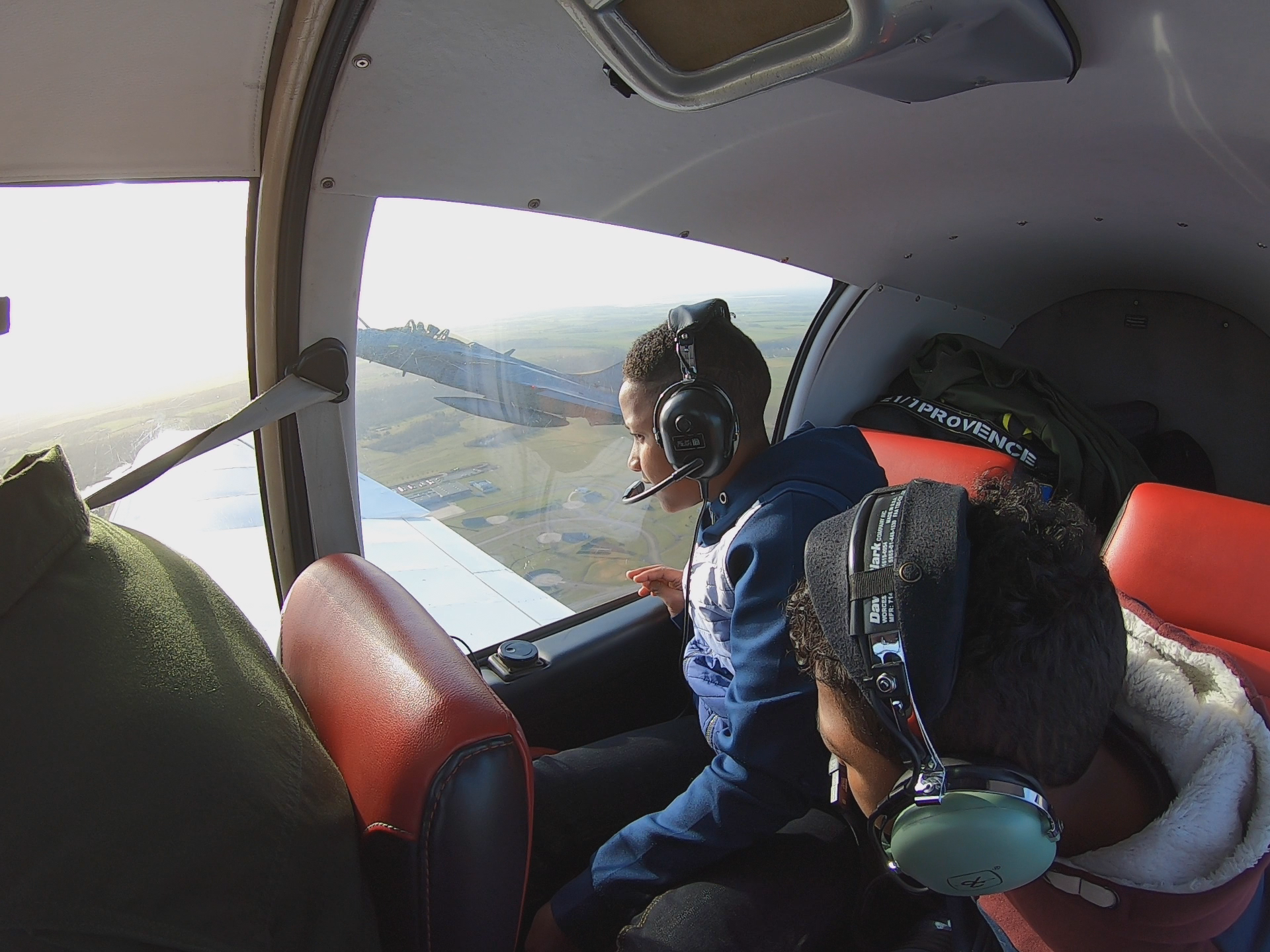 <center>"Un Incroyable Noël...." <br>Jour  5 : Le pilote de rafale réunionnais Sébastien Nativel accueille Enzo et Mathéo <BR> à la Base Aérienne 113 de Saint-Dizier 