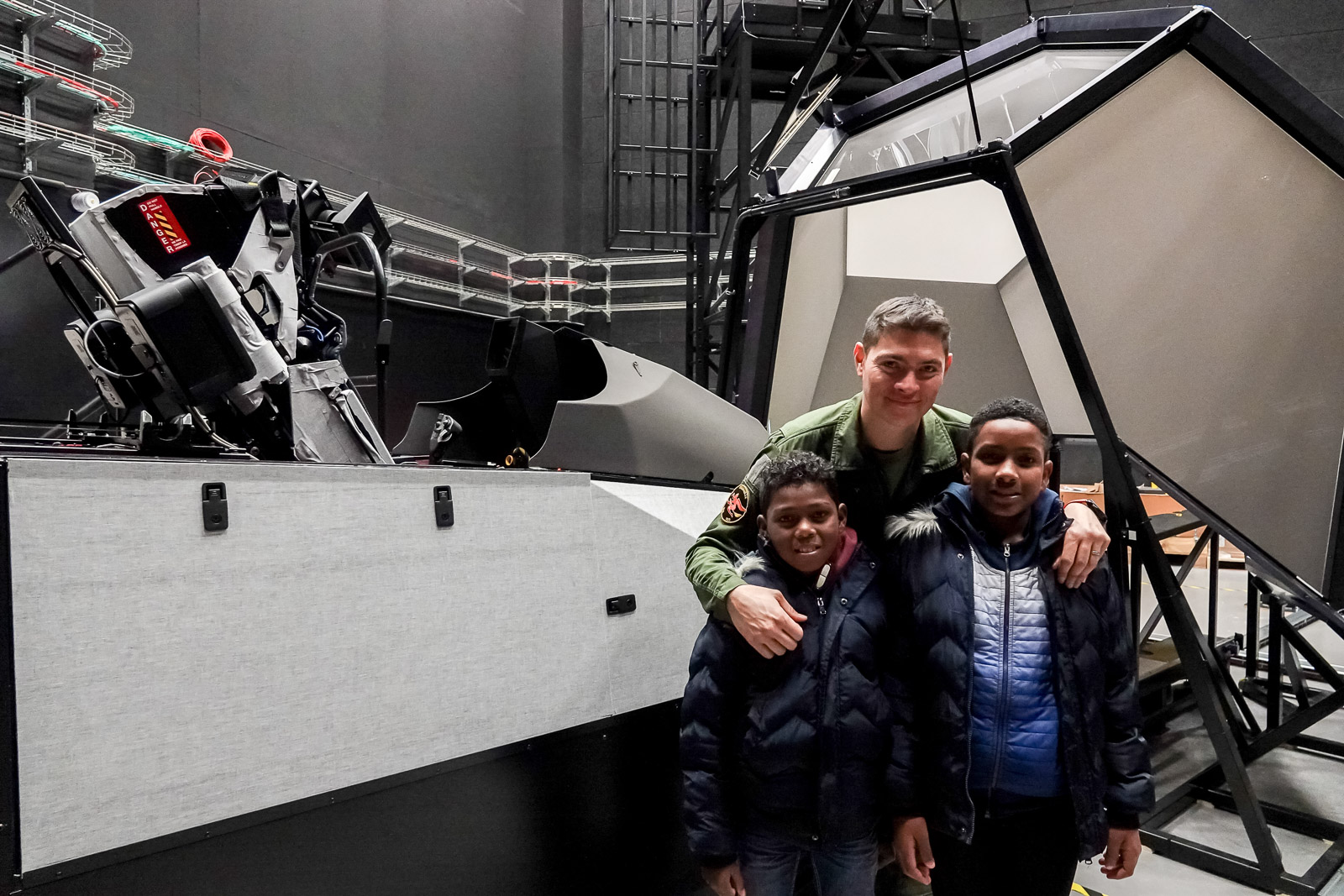 <center>"Un Incroyable Noël...." <br>Jour  5 : Le pilote de rafale réunionnais Sébastien Nativel accueille Enzo et Mathéo <BR> à la Base Aérienne 113 de Saint-Dizier  <center>"Un Incroyable Noël...." <br>Jour  5 : Le pilote de rafale réunionnais Sébastien Nativel accueille Enzo et Mathéo <BR> à la Base Aérienne 113 de Saint-Dizier