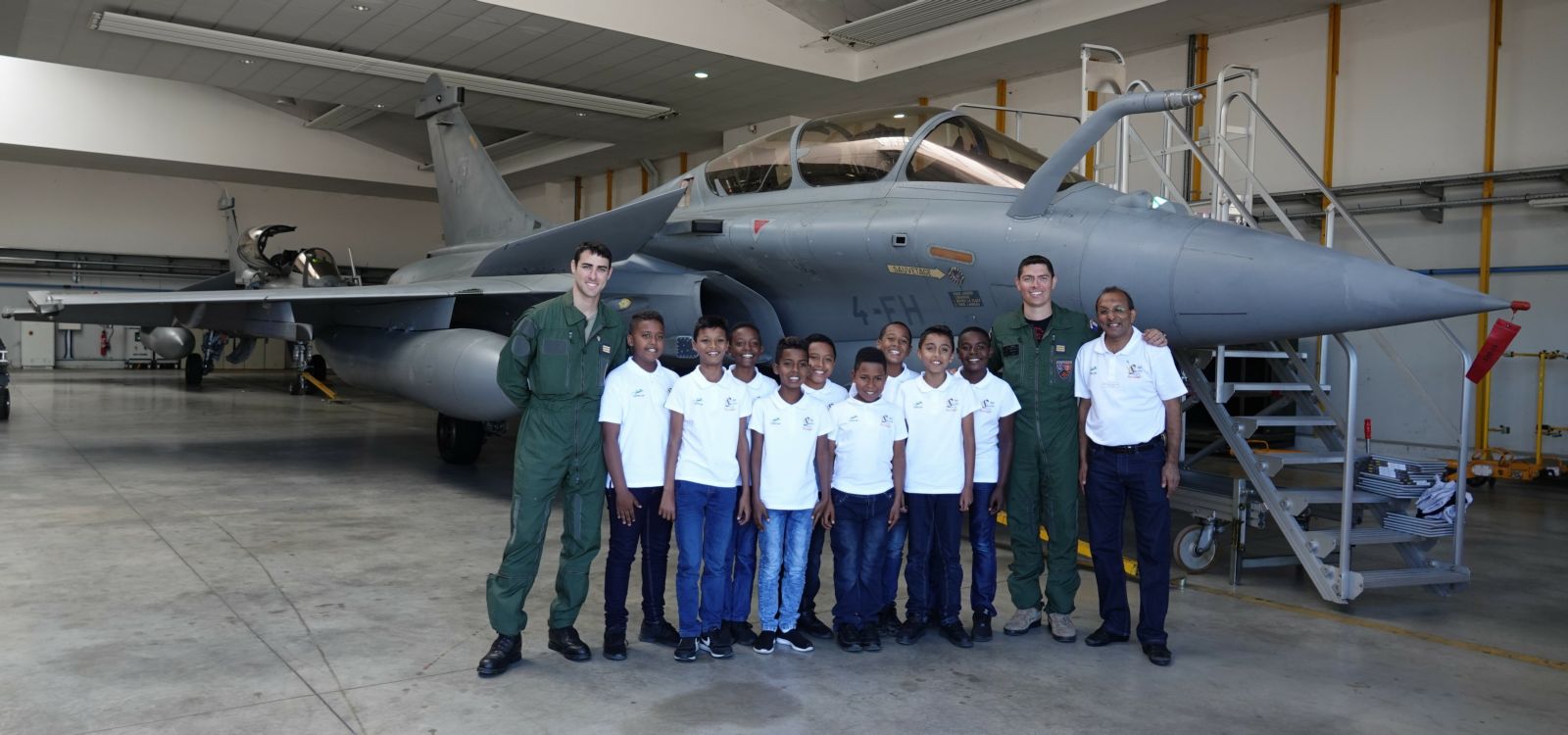 <center>"S'envoler vers le Rêve ..."  <br> Jour 9: Les marmailles rencontrent <br> le pilote de Rafale Sébastien Nativel,  <br>à la Base Aérienne de Saint-Dizier