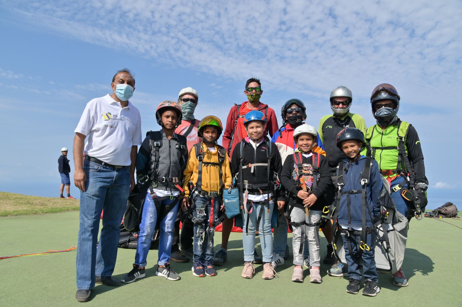 <center>Baptême de parapente : Les marmailles de<br> 1000 Sourires s’envolent en compagnie d’Abdoul