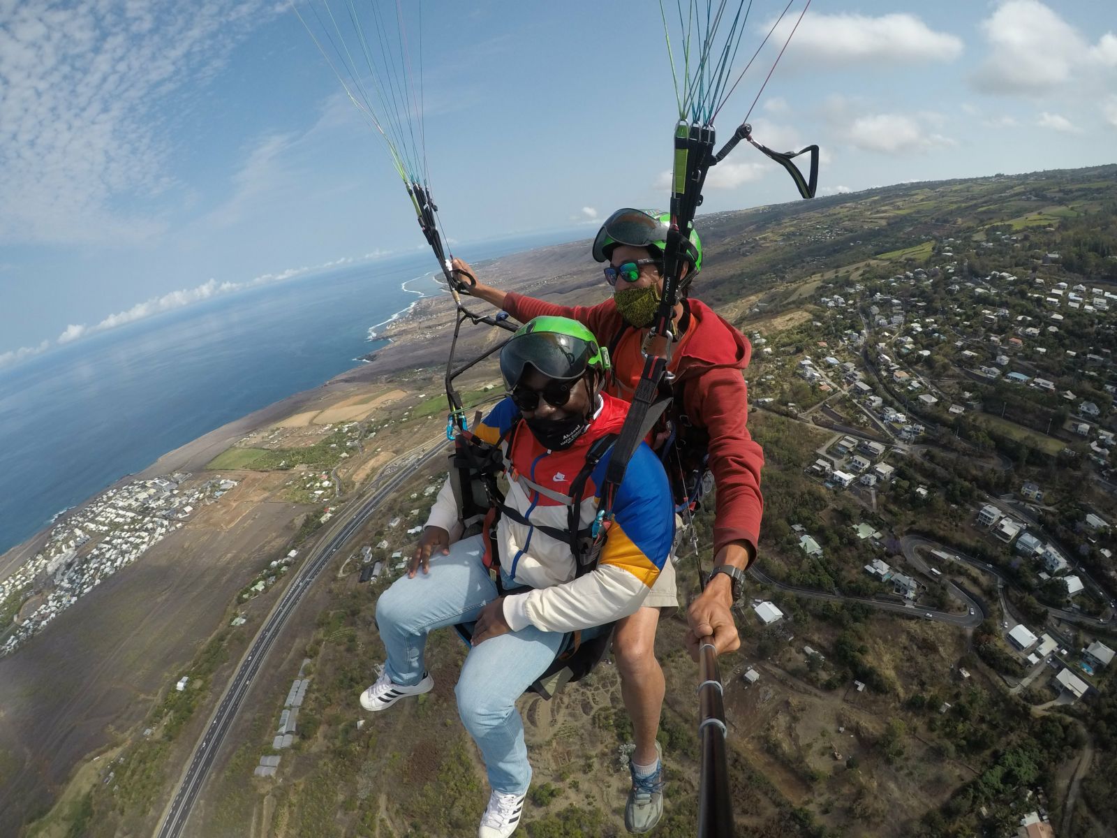 <center>Baptême de parapente : Les marmailles de<br> 1000 Sourires s’envolent en compagnie d’Abdoul