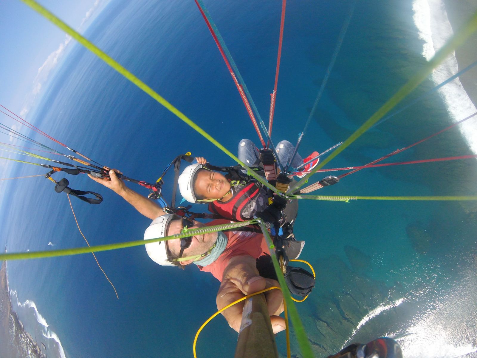 <center>Baptême de parapente : Les marmailles de<br> 1000 Sourires s’envolent en compagnie d’Abdoul