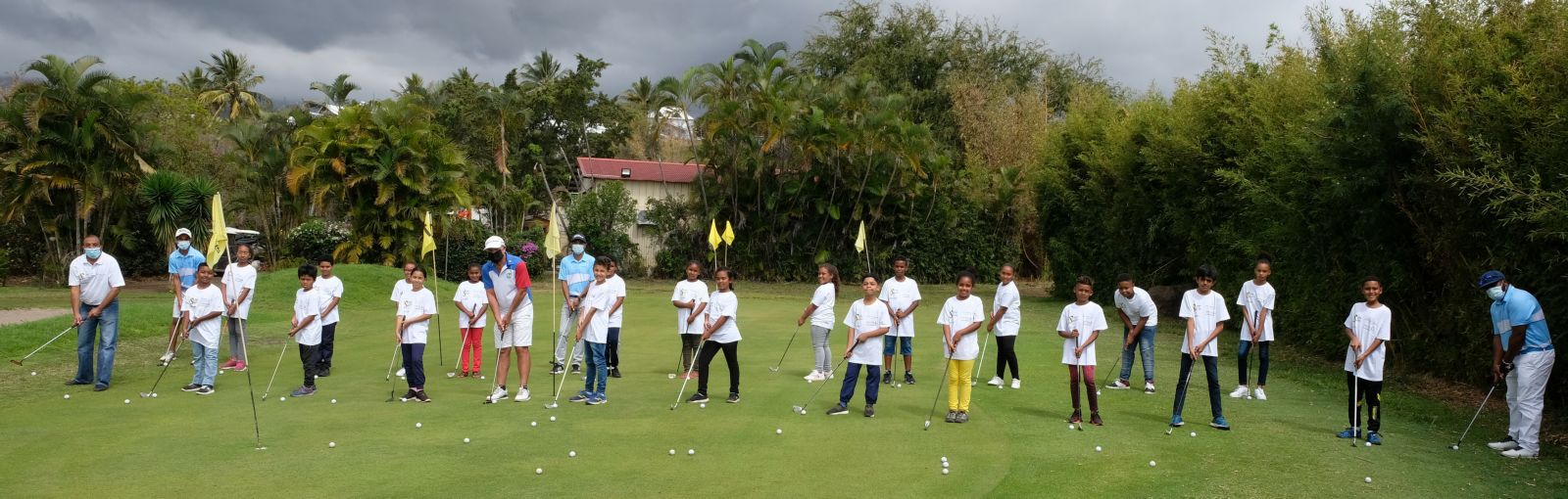 <center>Golf du Bassin Bleu :<br> les marmailles de 1000 Sourires<br> tapent la balle avec des champions réunionnais