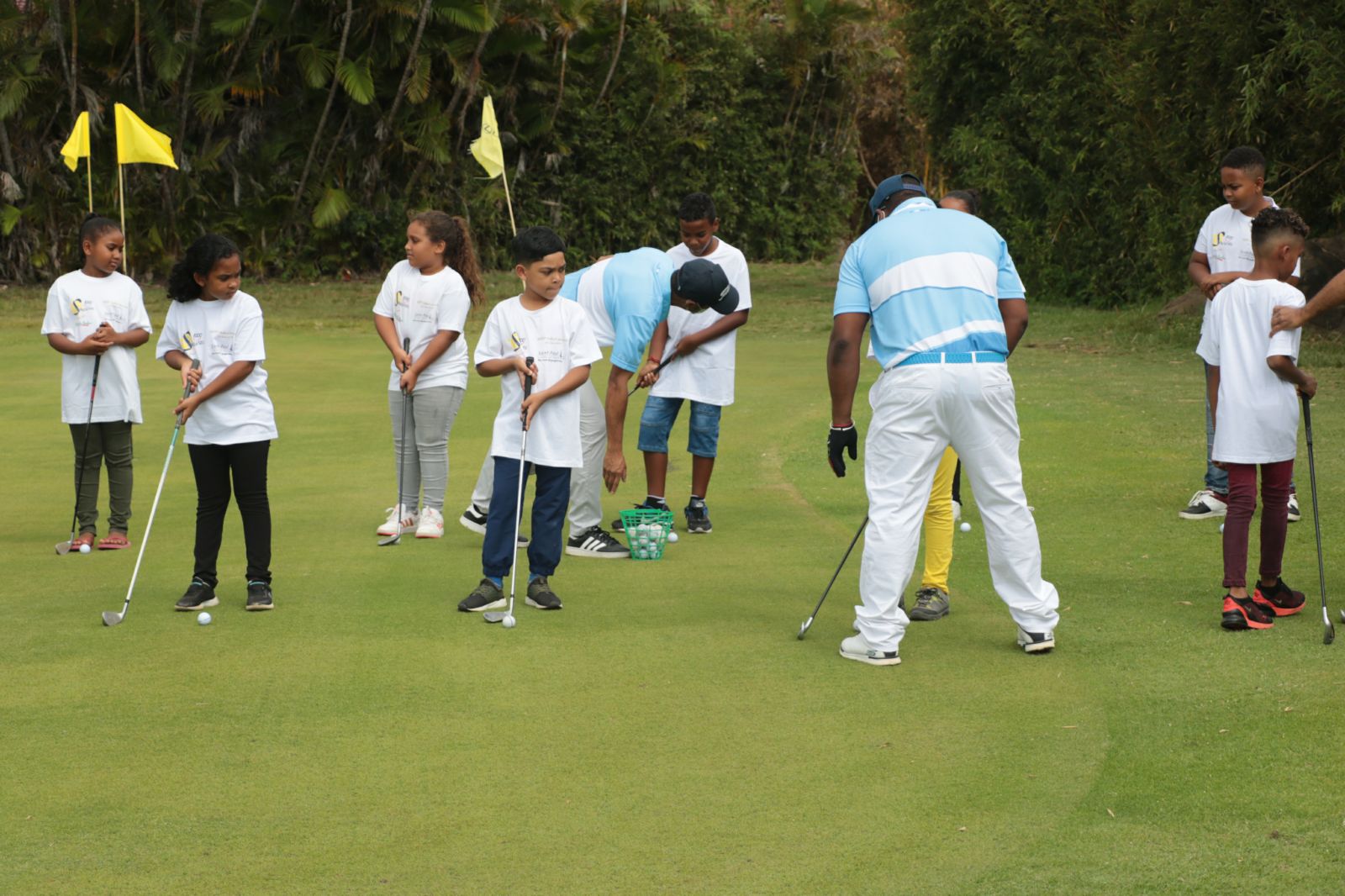 <center>Golf du Bassin Bleu :<br> les marmailles de 1000 Sourires<br> tapent la balle avec des champions réunionnais