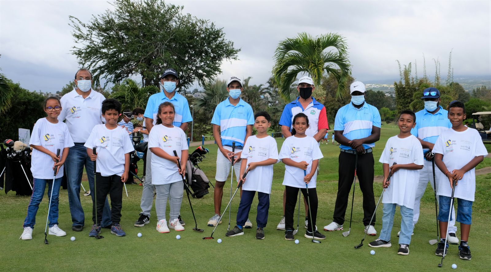 <center>Golf du Bassin Bleu :<br> les marmailles de 1000 Sourires<br> tapent la balle avec des champions réunionnais