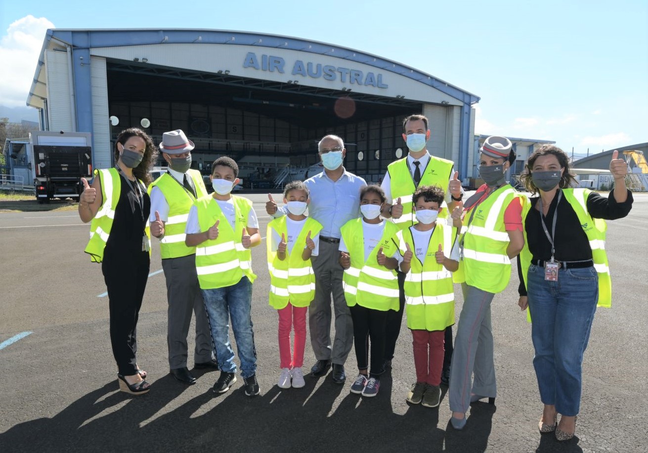 <center>Pour Noël, Air Austral ouvre les portes <BR> de son Boeing 777 <br>aux enfants de 1000 Sourires