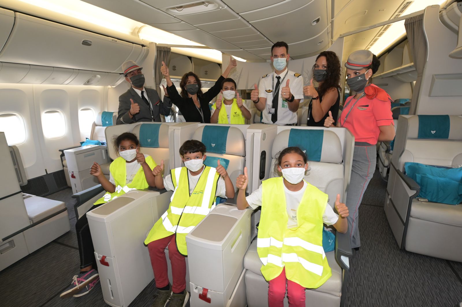 <center>Pour Noël, Air Austral ouvre les portes <BR> de son Boeing 777 <br>aux enfants de 1000 Sourires