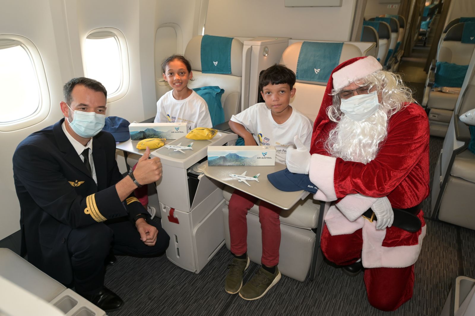 <center>Pour Noël, Air Austral ouvre les portes <BR> de son Boeing 777 <br>aux enfants de 1000 Sourires